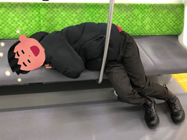 電車内で寝そべる酔っ払い