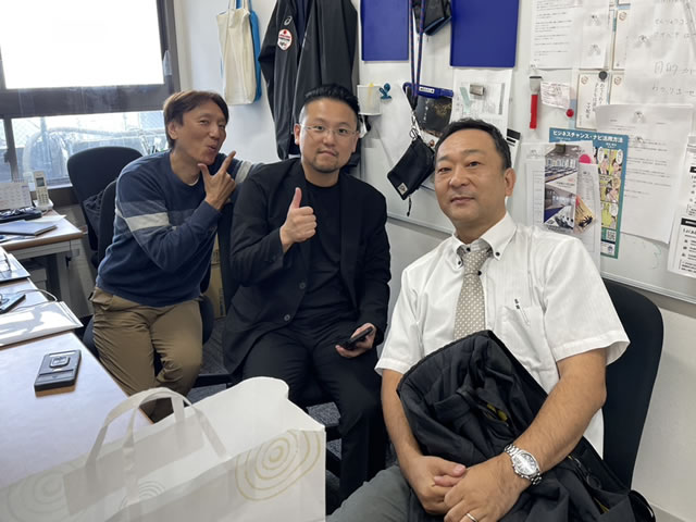 小柳津さんとイズム関野さん、桑田の3ショット写真