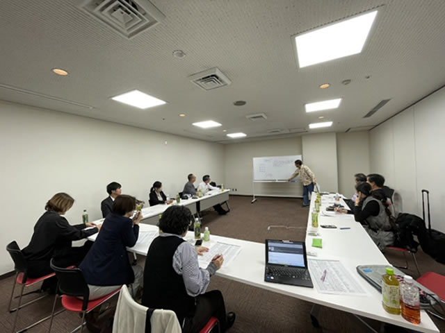 川柳コンテスト選考会の様子